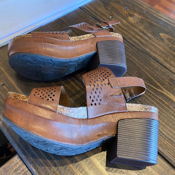 Pierre Dumas Whiskey Wooden Heel/Luann-5 - Picture 2 of 3